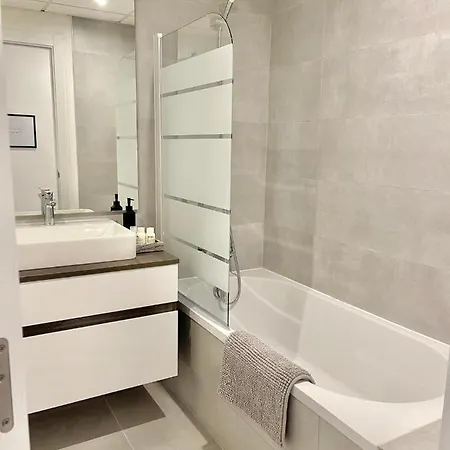 Oasis 325 Luxurious 3-Bdr Apartment Close To Marbella