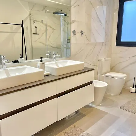 Oasis 325 Luxurious 3-Bdr Apartment Close To Marbella Apartment